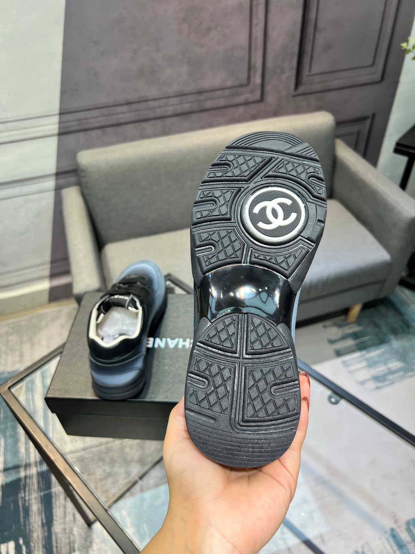 Men's men's shoes 💰660 Exclusive real shot (top version) CHANEL Chanel 2025ss color matching thick-soled casual sports shoes and sneakers. The counter is synchronized. The counter is very popular. A shoe that is very difficult to buy. The most popular thick-soled panda shoes on the Internet. It can be imagined that Xiaoxiang control can't miss it. It has both good looks and comfort. Simple and versatile white shoes. The thick sole increases the height and is super versatile. Close your eyes and wear it. Whoever wears it will look better. Upper: calfskin Lining: imported sheepskin lining Outsole: TPU original outsole Size: 35-44 (customized for women 41 and 40, and 45 for men)
